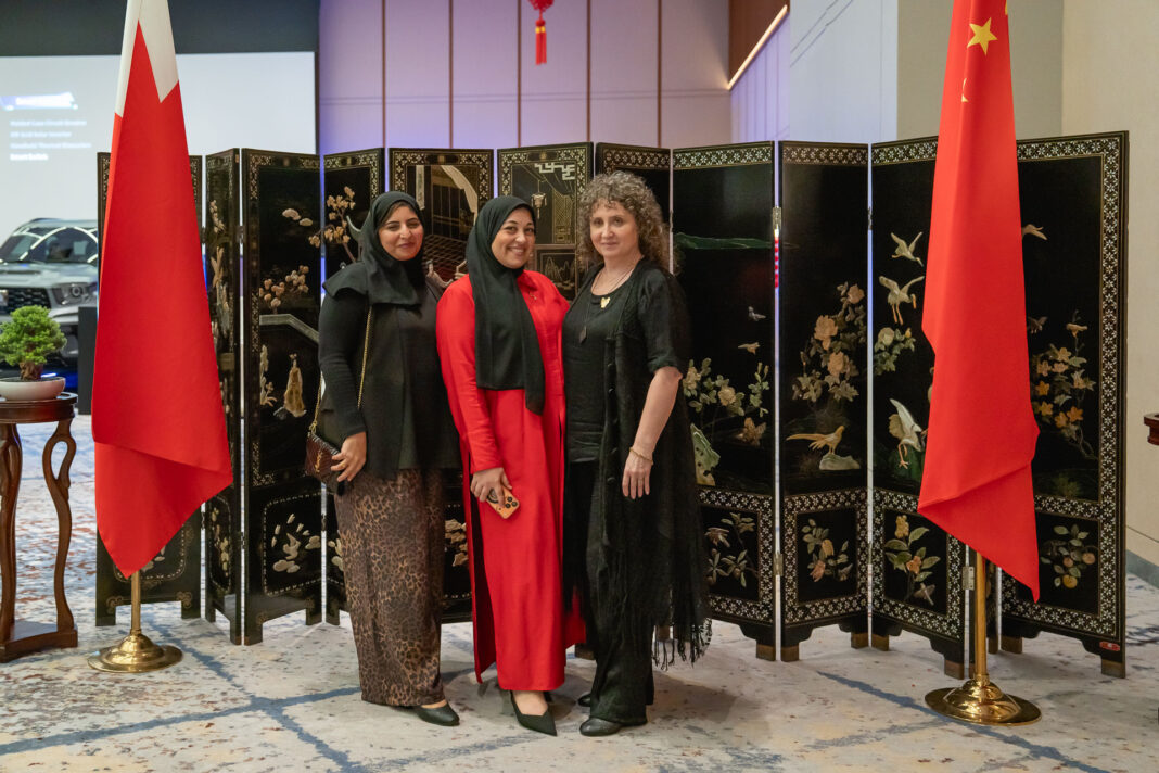 Candid networking photos showing officials and friends of China.